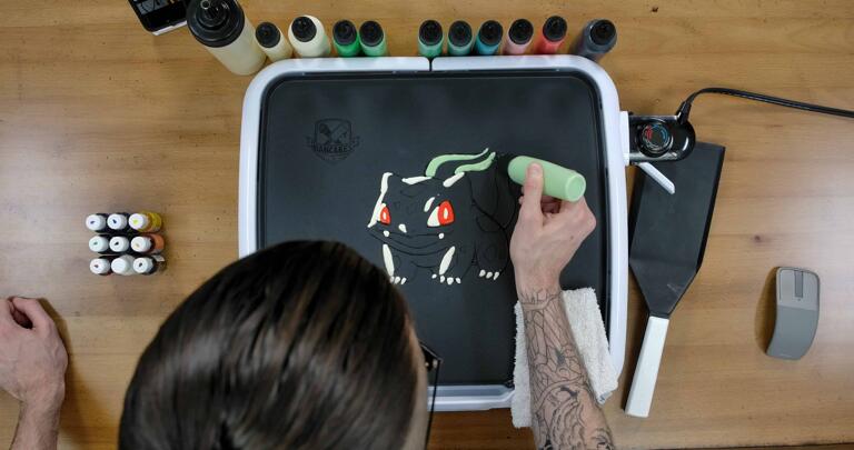 Bulbasaur pancake art step 3.3: Switch to your light green batter and add highlights to the left side of bulbasaur's bulb segments.